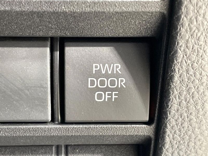 2023 Toyota Voxy 6BA-MZRA90W (UW-6a94f21f5ebd9)[20]