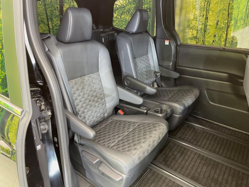 2023 Toyota Voxy 6BA-MZRA90W (UW-6a94f222d3d10)[13]