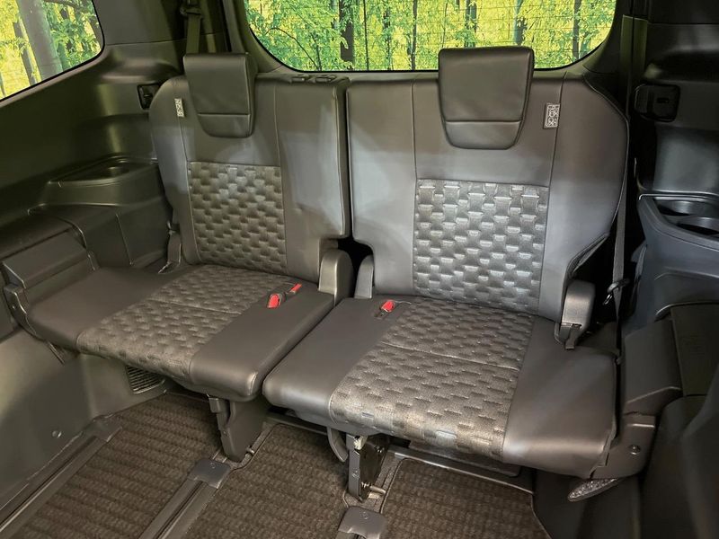 2023 Toyota Voxy 6BA-MZRA90W (UW-6a94f222d3d10)[15]