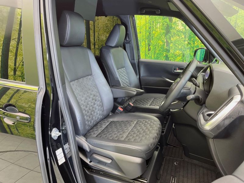 2023 Toyota Voxy 6BA-MZRA90W (UW-6a94f222d3d10)[12]