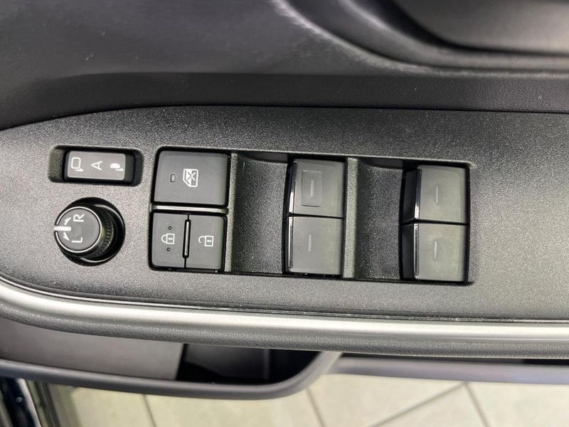 2024 Toyota Voxy 6BA-MZRA90W (UW-6a94f22599baf)[10]