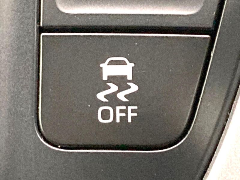 2024 Toyota Voxy 6BA-MZRA90W (UW-6a94f22630f8f)[23]