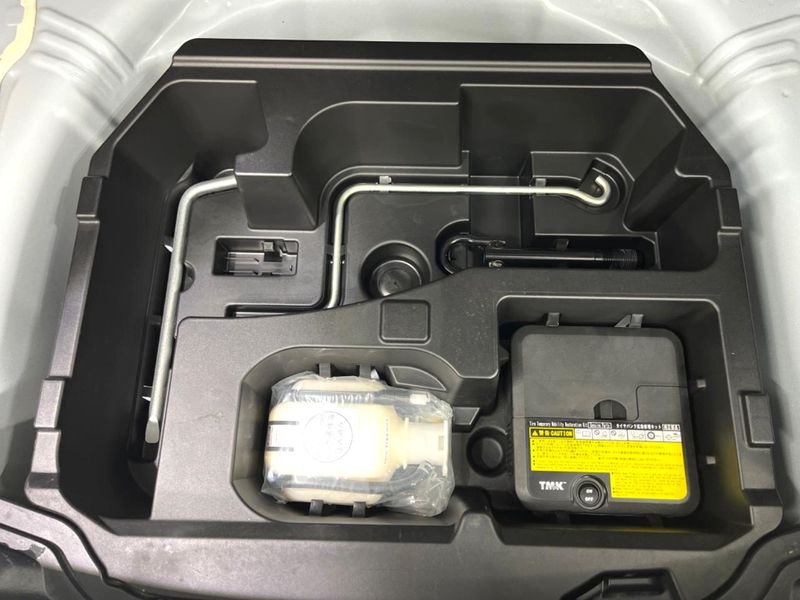2013 Toyota Aqua DAA-NHP10 (UW-6a94f22f4ba43)[15]