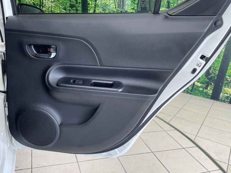 2015 Toyota Aqua DAA-NHP10 (UW-6a94f23322c98)[6]