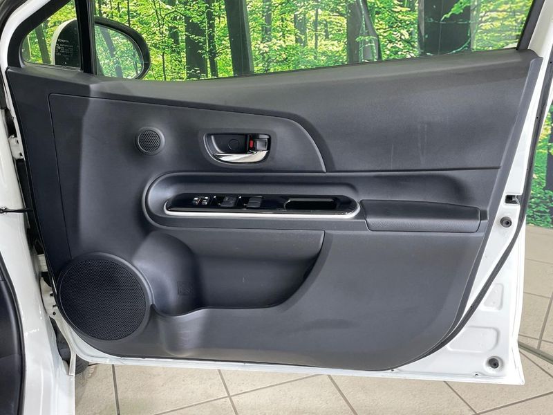 2015 Toyota Aqua DAA-NHP10 (UW-6a94f23322c98)[5]