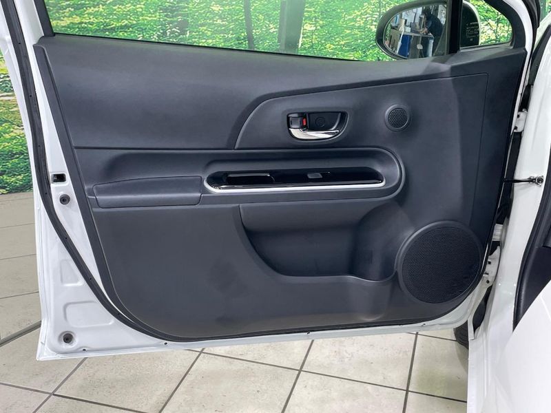 2015 Toyota Aqua DAA-NHP10 (UW-6a94f23322c98)[8]
