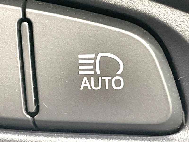 2018 Toyota Vitz DAA-NHP130 (UW-6a94f24177e74)[12]