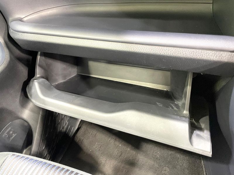 2016 Toyota Voxy DBA-ZRR80W (UW-6a94f2f50a0b4)[12]