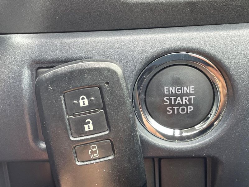 2016 Toyota Noah DBA-ZRR80W (UW-6a94f2f664151)[19]