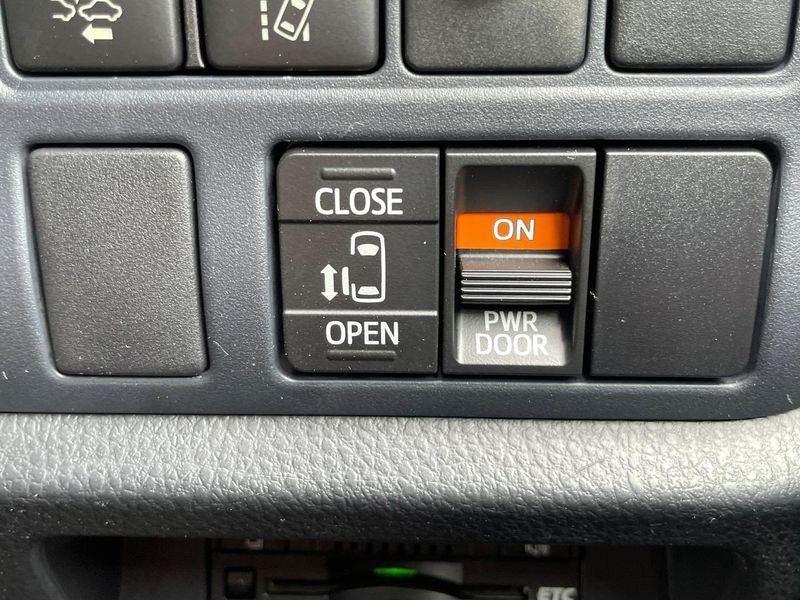2016 Toyota Noah DBA-ZRR80W (UW-6a94f2f664151)[22]
