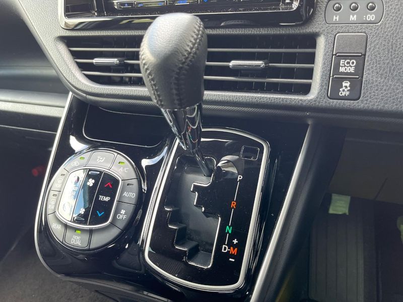 2019 Toyota Voxy DBA-ZRR80W (UW-6a94f2fd36330)[13]