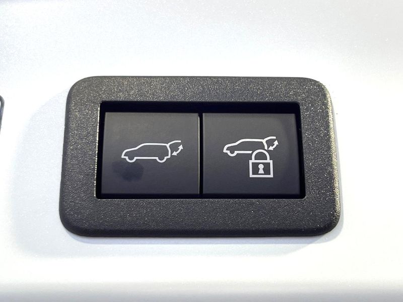 2023 Toyota Corolla Cross 6AA-ZVG11 (UW-6a94f30b934e7)[15]