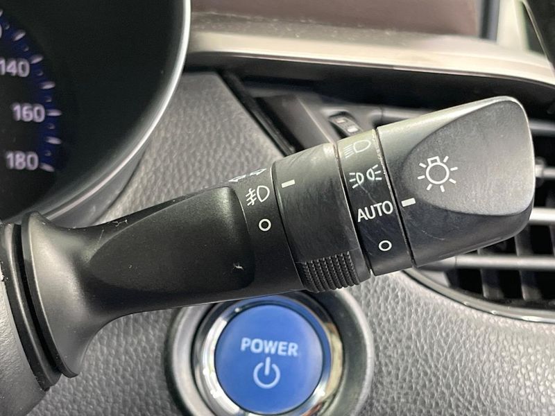 2017 Toyota C-HR DAA-ZYX10 (UW-6a94f34c4c5fd)[21]