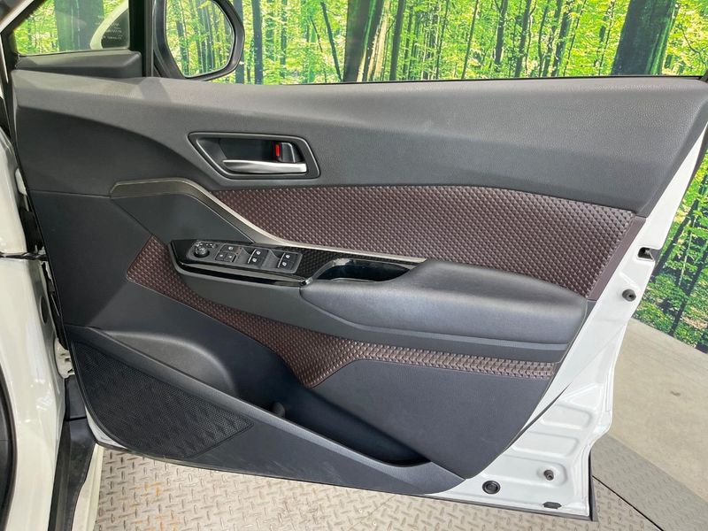 2017 Toyota C-HR DAA-ZYX10 (UW-6a94f34c4c5fd)[25]