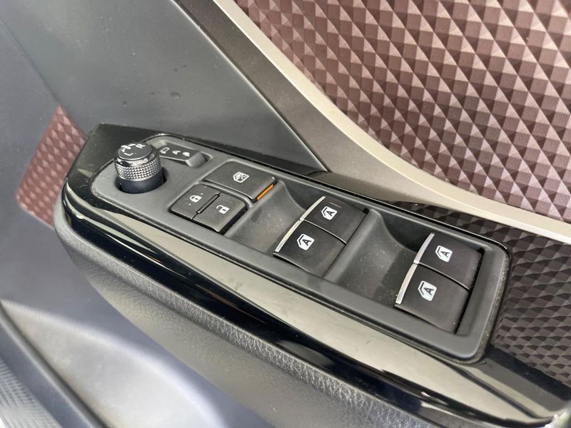 2017 Toyota C-HR DAA-ZYX10 (UW-6a94f34c4c5fd)[5]