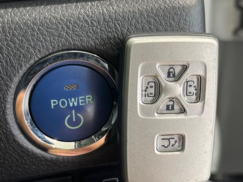 2014 Toyota Vellfire Hybrid DAA-ATH20W (UW-6a9640e87894d)[28]