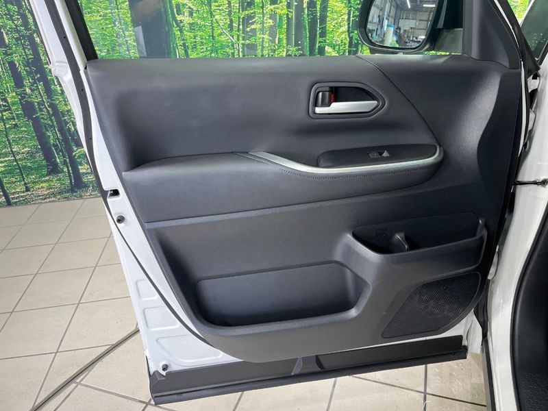 2023 Toyota Voxy 6BA-MZRA90W (UW-6a9643d719e1e)[24]