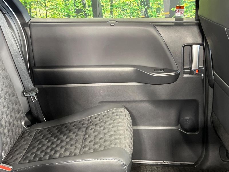 2023 Toyota Voxy 6BA-MZRA90W (UW-6a9643d719e1e)[9]