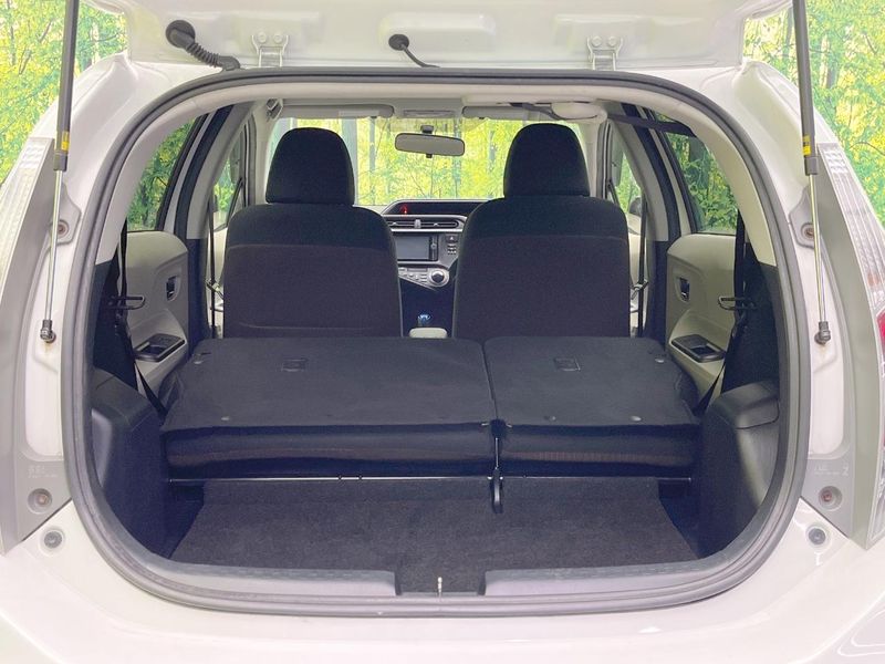 2013 Toyota Aqua DAA-NHP10 (UW-6a9643e309dfb)[11]