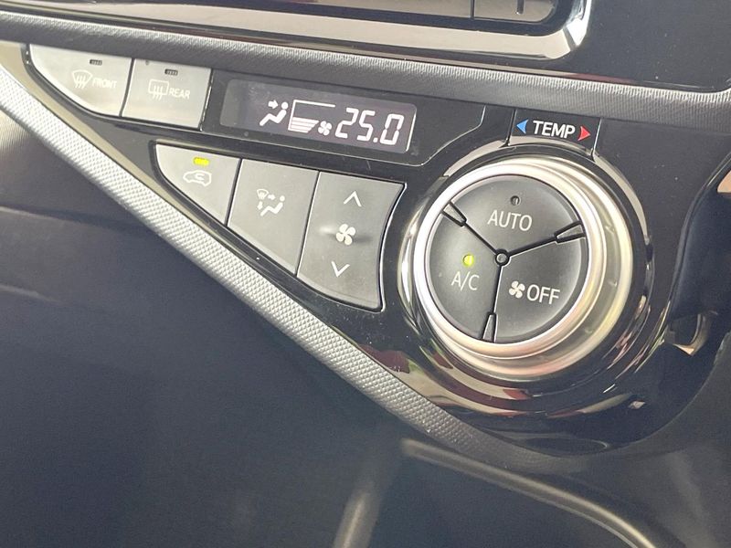2015 Toyota Aqua DAA-NHP10 (UW-6a9643ef0a0af)[25]