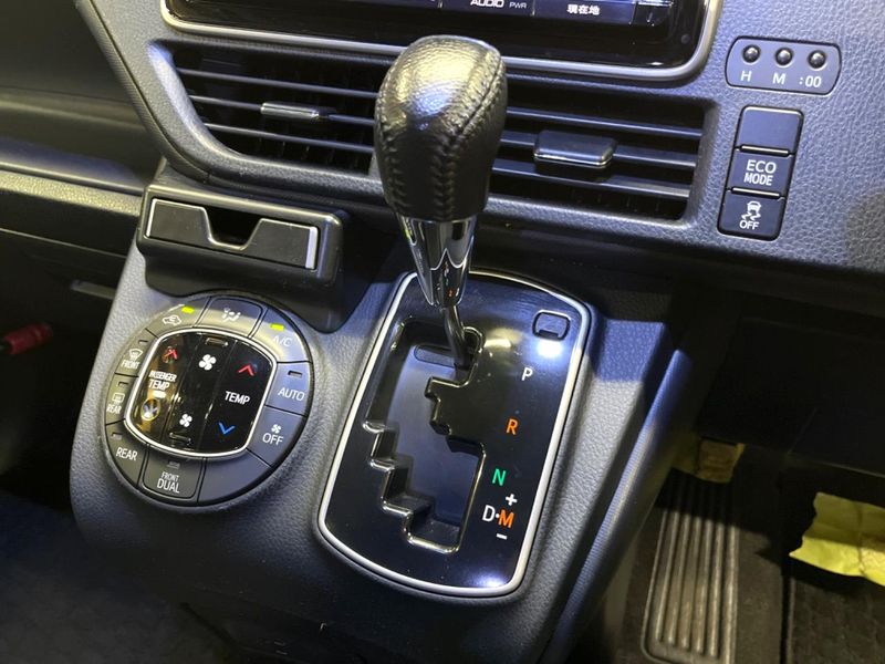2015 Toyota Noah DBA-ZRR80W (UW-6a9644b62c8f6)[22]