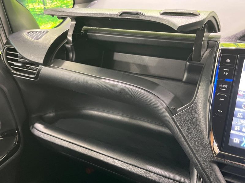 2017 Toyota Voxy DAA-ZWR80G (UW-6a9644f88b48b)[28]