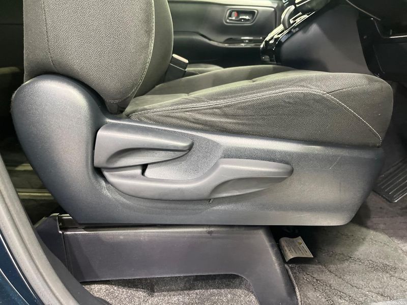 2017 Toyota Voxy DAA-ZWR80G (UW-6a9644f88b48b)[25]