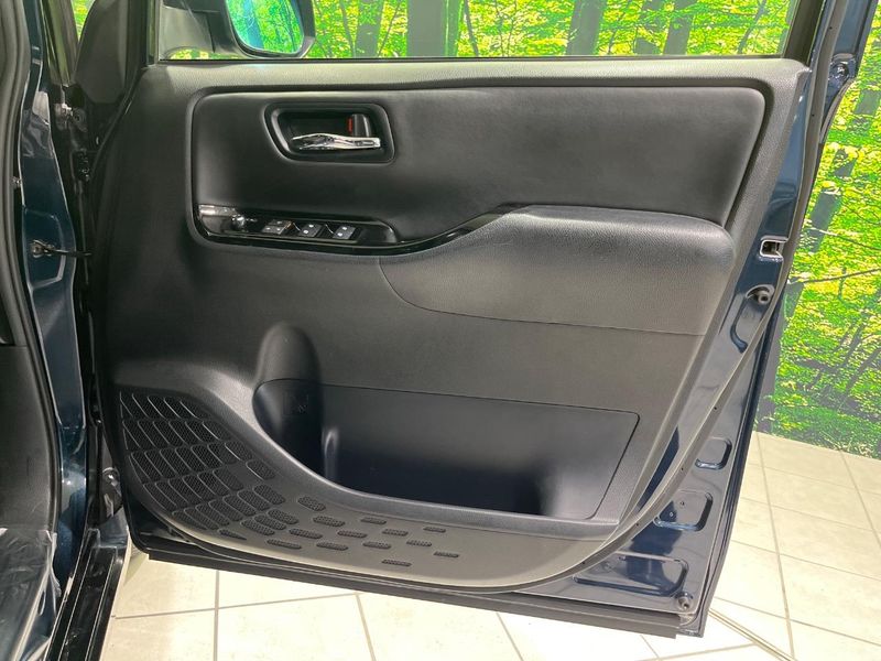 2017 Toyota Voxy DAA-ZWR80G (UW-6a9644f88b48b)[22]