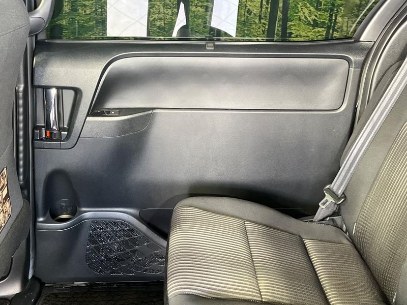 2018 Toyota Voxy DAA-ZWR80W (UW-6a9644f981383)[21]