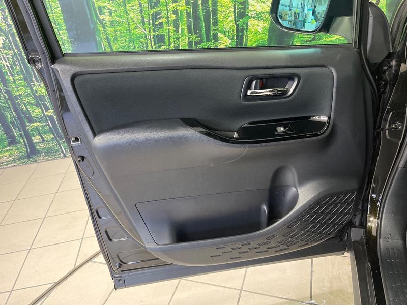 2018 Toyota Voxy DAA-ZWR80W (UW-6a9644f981383)[22]