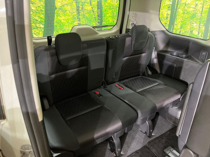 2017 Nissan Serena DAA-GFC27 (UW-6a97932810866)[24]