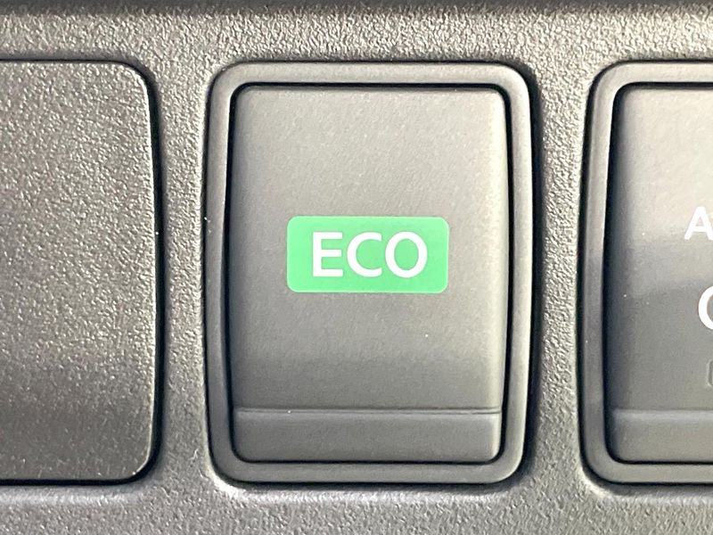 2017 Nissan Serena DAA-GFC27 (UW-6a979329ae039)[23]
