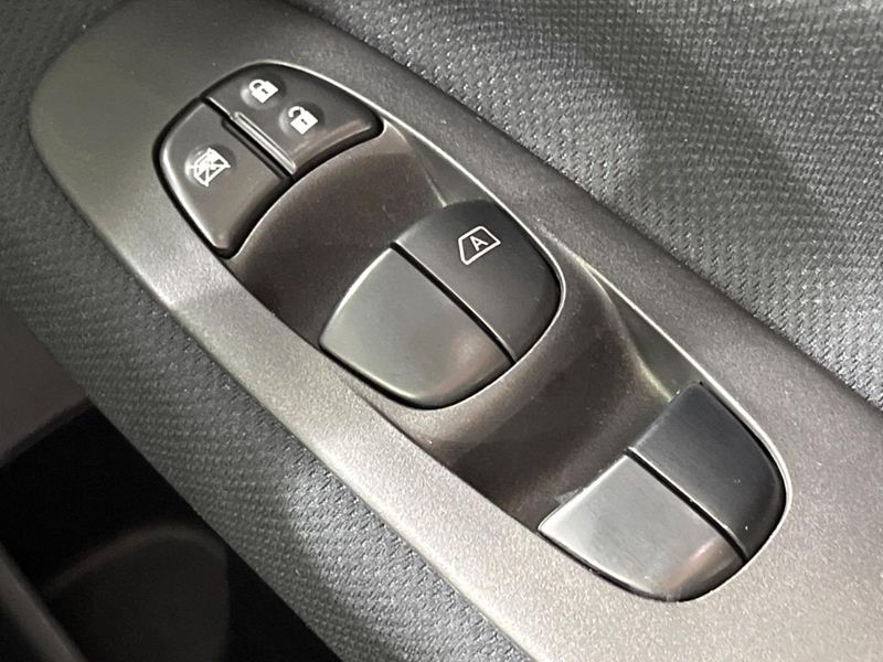 2015 Nissan Serena DAA-HFC26 (UW-6a97937d2cad5)[11]