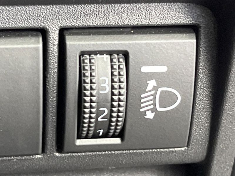 2022 Toyota Yaris Cross 6AA-MXPJ10 (UW-6a9795279d260)[7]