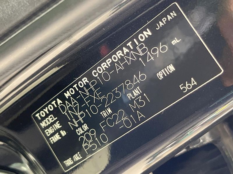 2013 Toyota Aqua DAA-NHP10 (UW-6a97956e21896)[1]