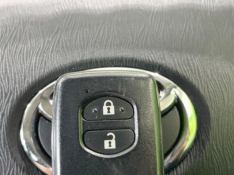 2013 Toyota Aqua DAA-NHP10 (UW-6a97956e21896)[26]