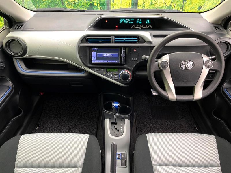 2013 Toyota Aqua DAA-NHP10 (UW-6a97956eb6dc1)[6]