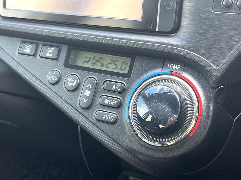 2014 Toyota Aqua DAA-NHP10 (UW-6a979570c0e6a)[25]