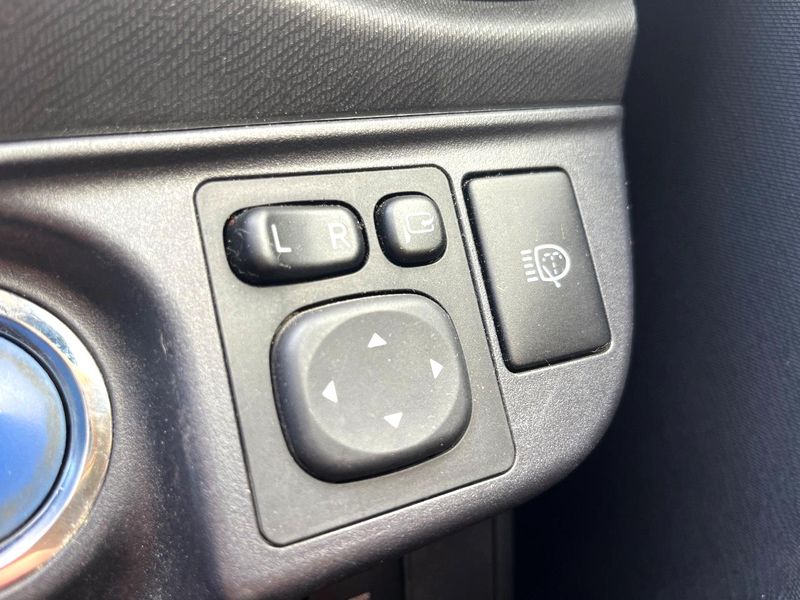 2014 Toyota Aqua DAA-NHP10 (UW-6a979570c0e6a)[19]