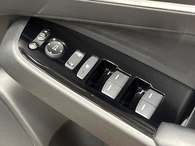 2022 Honda Vezel 6AA-RV5 (UW-6a9795b51b603)[27]