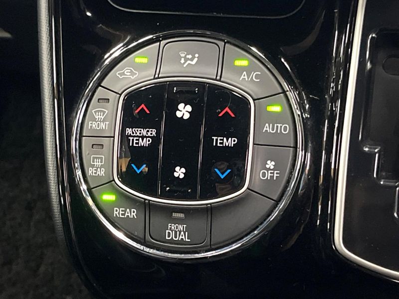 2017 Toyota Noah DBA-ZRR80W (UW-6a97963b71e57)[28]