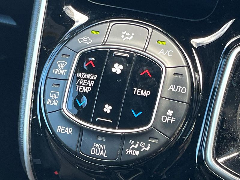 2019 Toyota Voxy DAA-ZWR80W (UW-6a97967ddd5a5)[28]