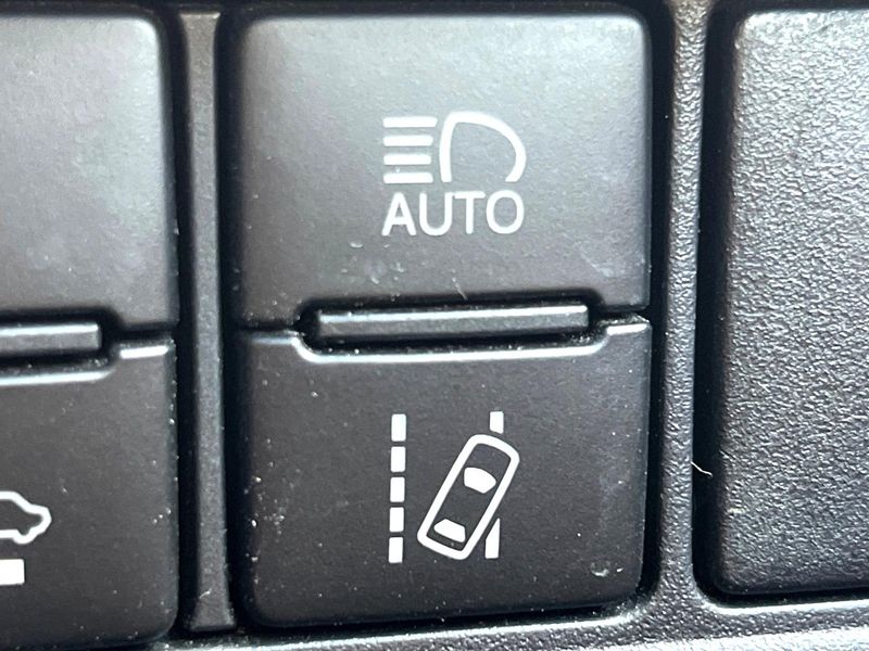 2019 Toyota Voxy DAA-ZWR80W (UW-6a97967ddd5a5)[22]