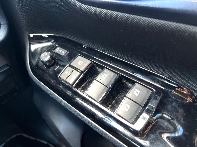 2019 Toyota Voxy DAA-ZWR80W (UW-6a97967ddd5a5)[26]