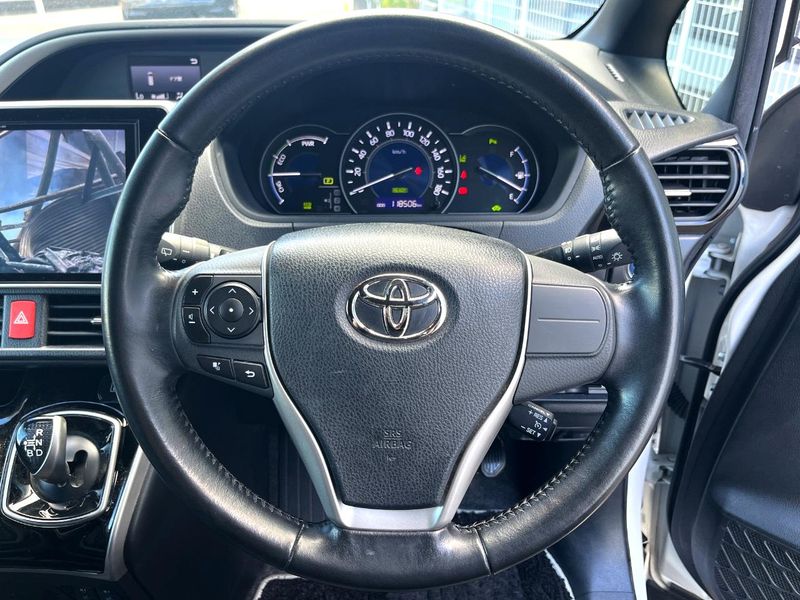 2019 Toyota Voxy DAA-ZWR80W (UW-6a97967ddd5a5)[15]