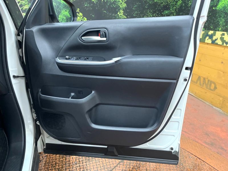 2022 Toyota Voxy 6AA-ZWR90W (UW-6a97968305d7d)[17]
