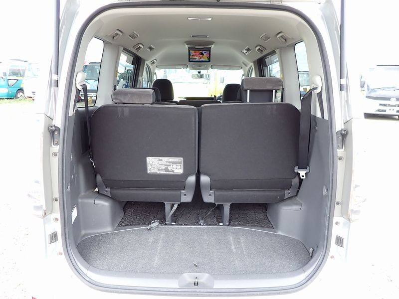 2007 Toyota Voxy DBA-ZRR70G (UW-6a98d868a4a52)[23]