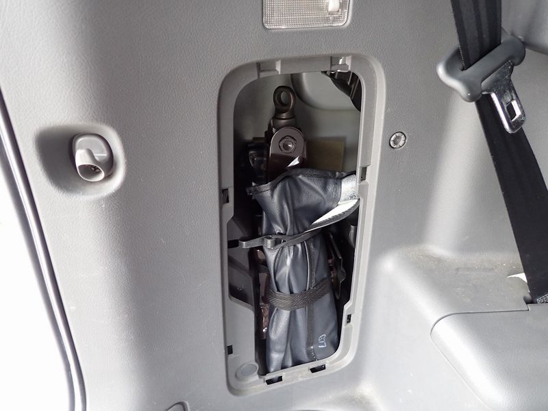 2007 Toyota Voxy DBA-ZRR70G (UW-6a98d868a4a52)[24]