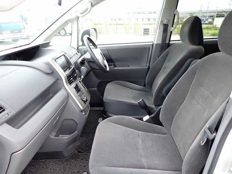2007 Toyota Voxy DBA-ZRR70G (UW-6a98d868a4a52)[18]