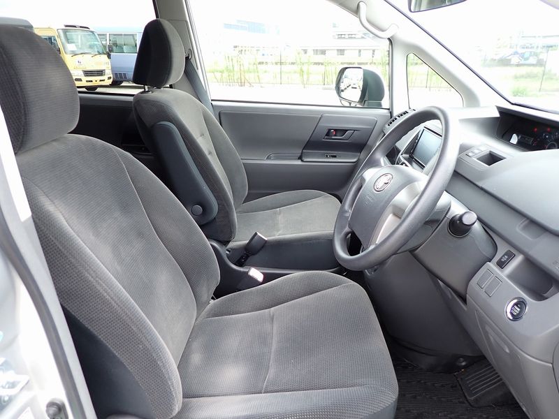 2007 Toyota Voxy DBA-ZRR70G (UW-6a98d868a4a52)[17]